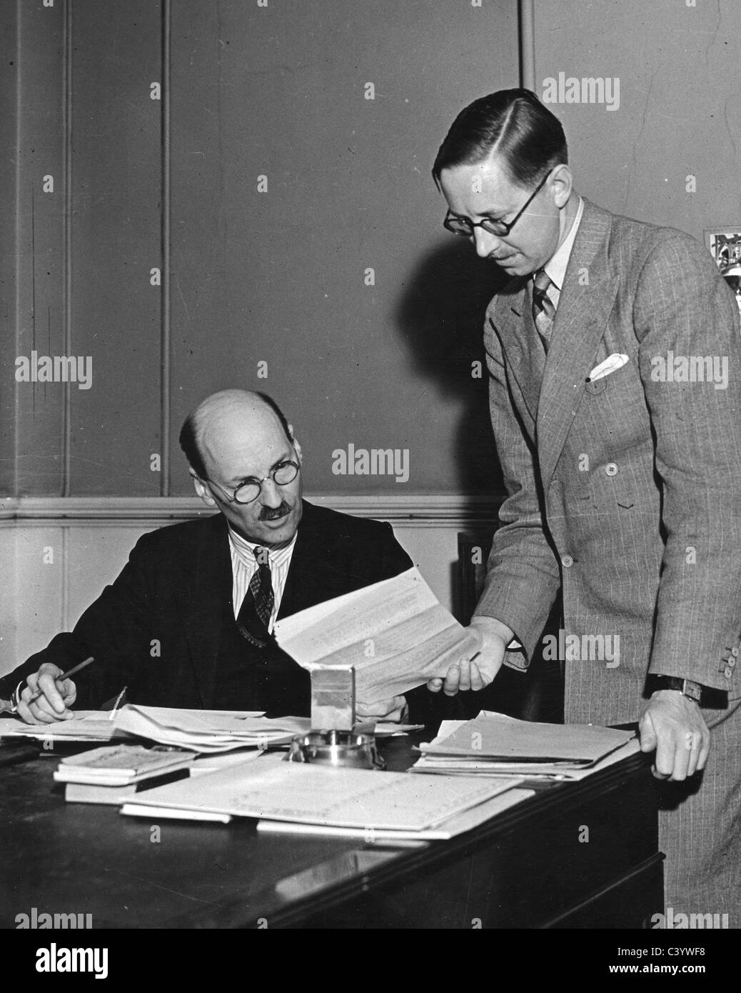 CLEMENT ATTLEE (1883-1967) come del partito laburista britannico del Primo Ministro nel 1946 con uno dei suoi Segretari Foto Stock