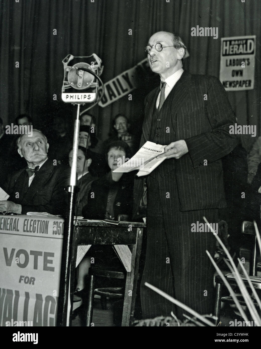 CLEMENT ATTLEE (1883-1967) laburista britannico del Primo ministro in un elezione generale incontro nel 1950 Foto Stock