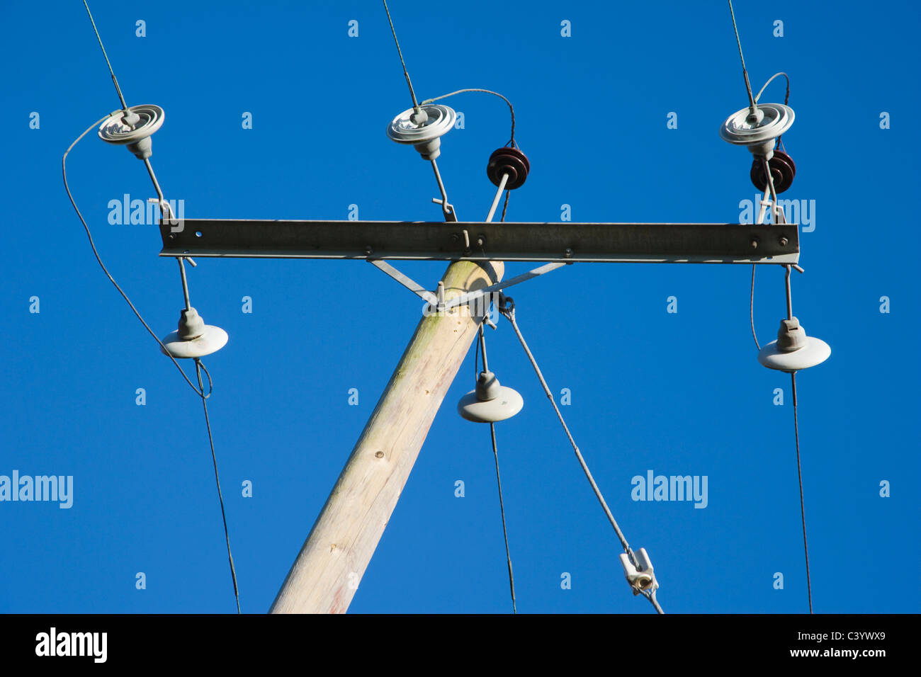 La distribuzione di energia elettrica. Pilone contro il cielo blu. Regno Unito Foto Stock