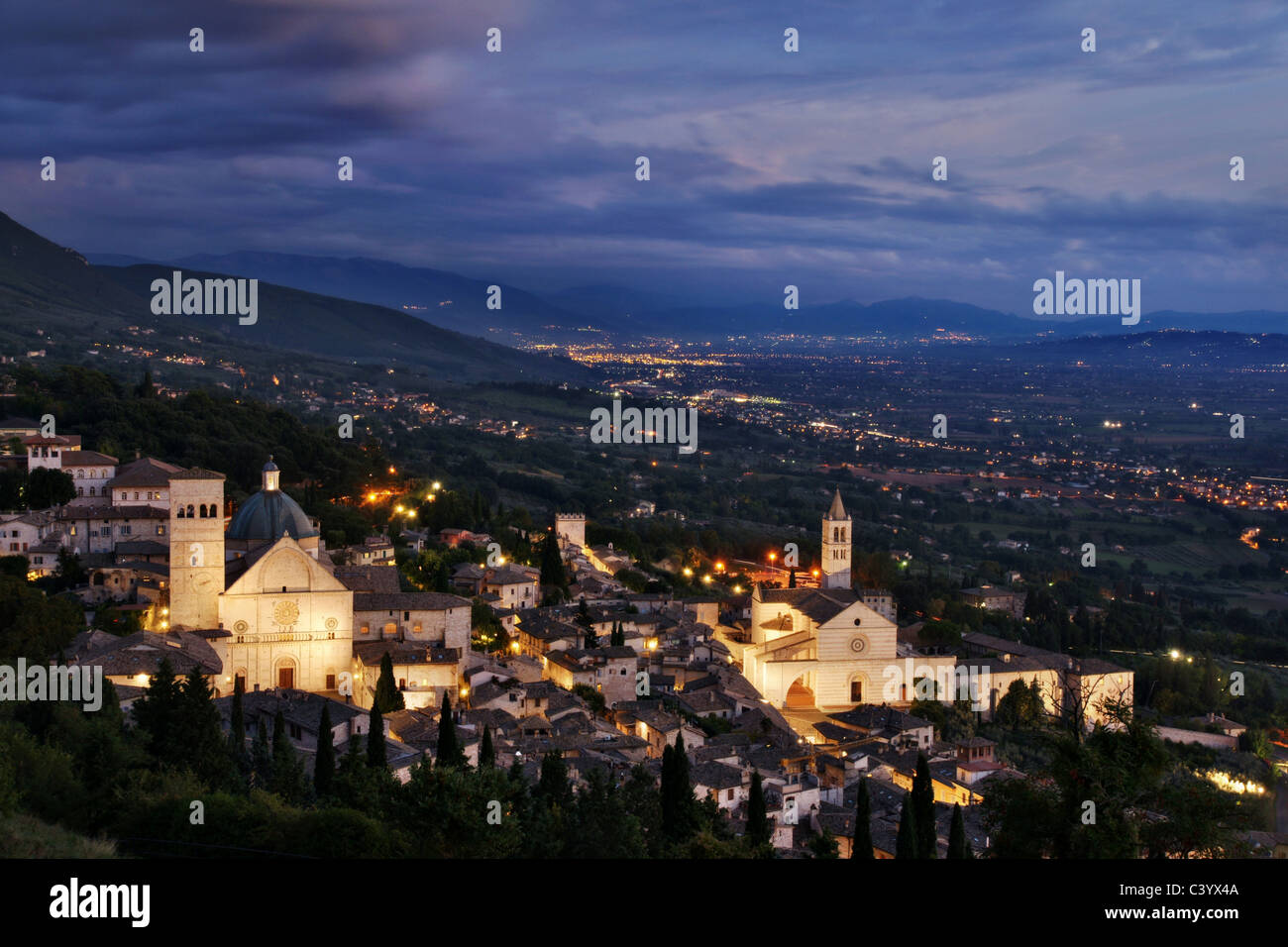 Serata in Assisi: Vista di San Rufino e di Santa Chiara Foto Stock