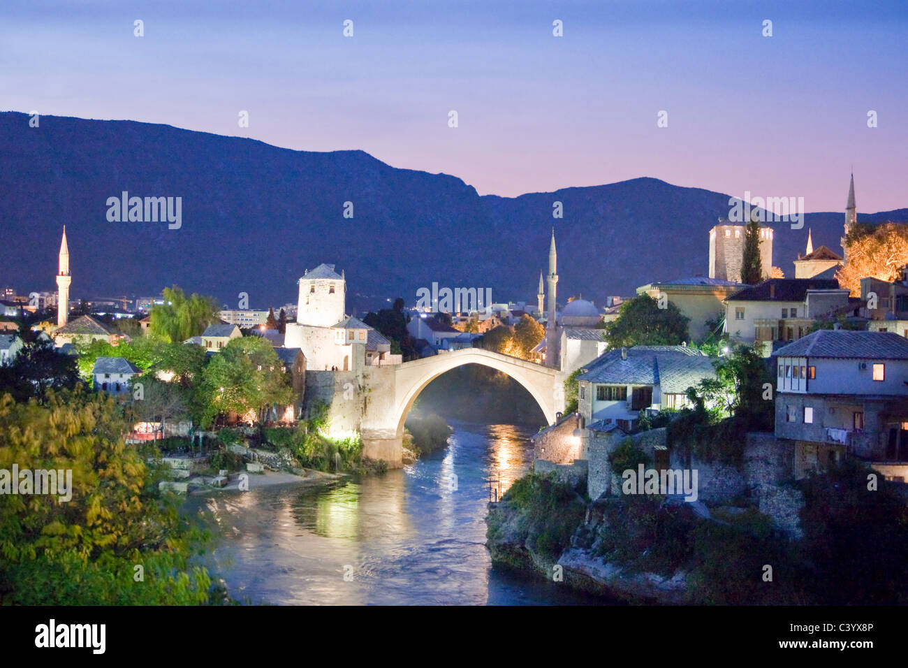 La Bosnia Erzegovina, Mostar, Mostar, città vecchia, il ponte, in serata, Foto Stock