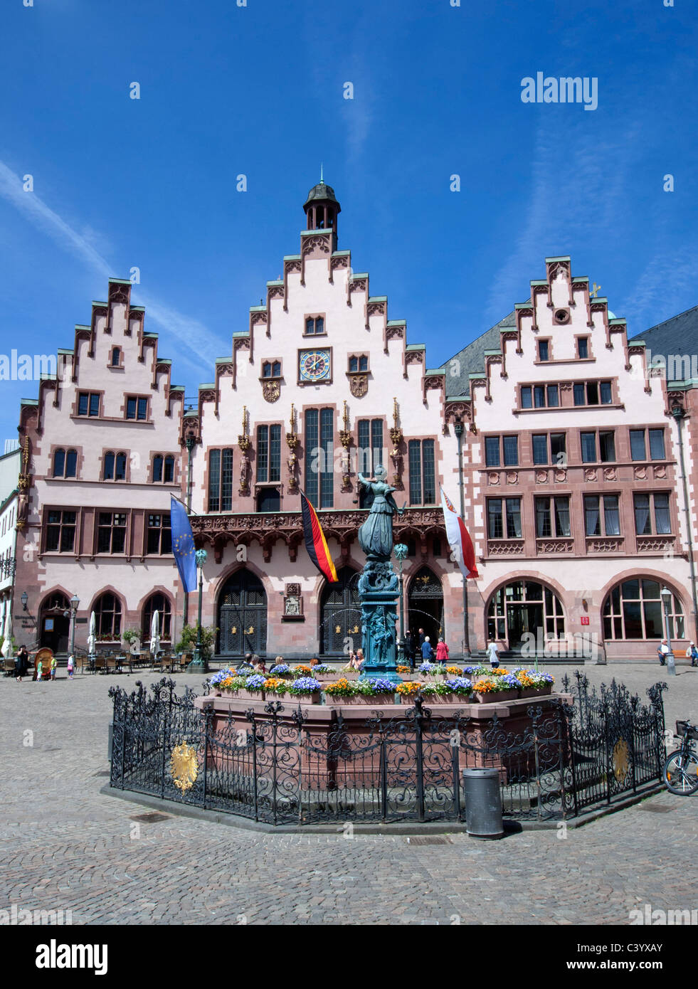 Statua e fontana con Rathaus o municipio verso la parte posteriore nella storica Piazza Romerberg in Assia Francoforte Germania Foto Stock