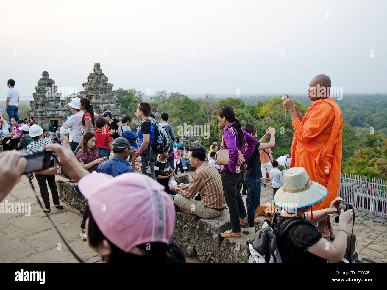Monaco buddista e turisti in Angkor Wat Cambogia Foto Stock