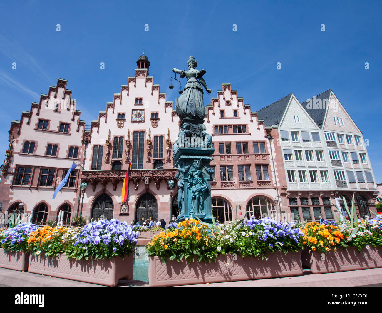 Statua e fontana con Rathaus o municipio verso la parte posteriore nella storica Piazza Romerberg in Assia Francoforte Germania Foto Stock