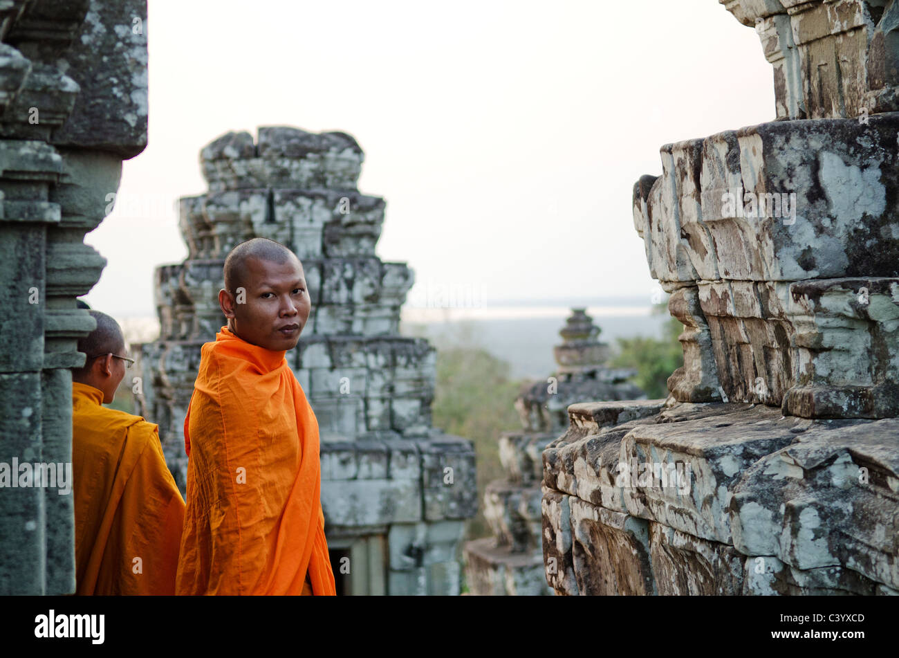 I monaci buddisti in Angkor Wat Cambogia Foto Stock