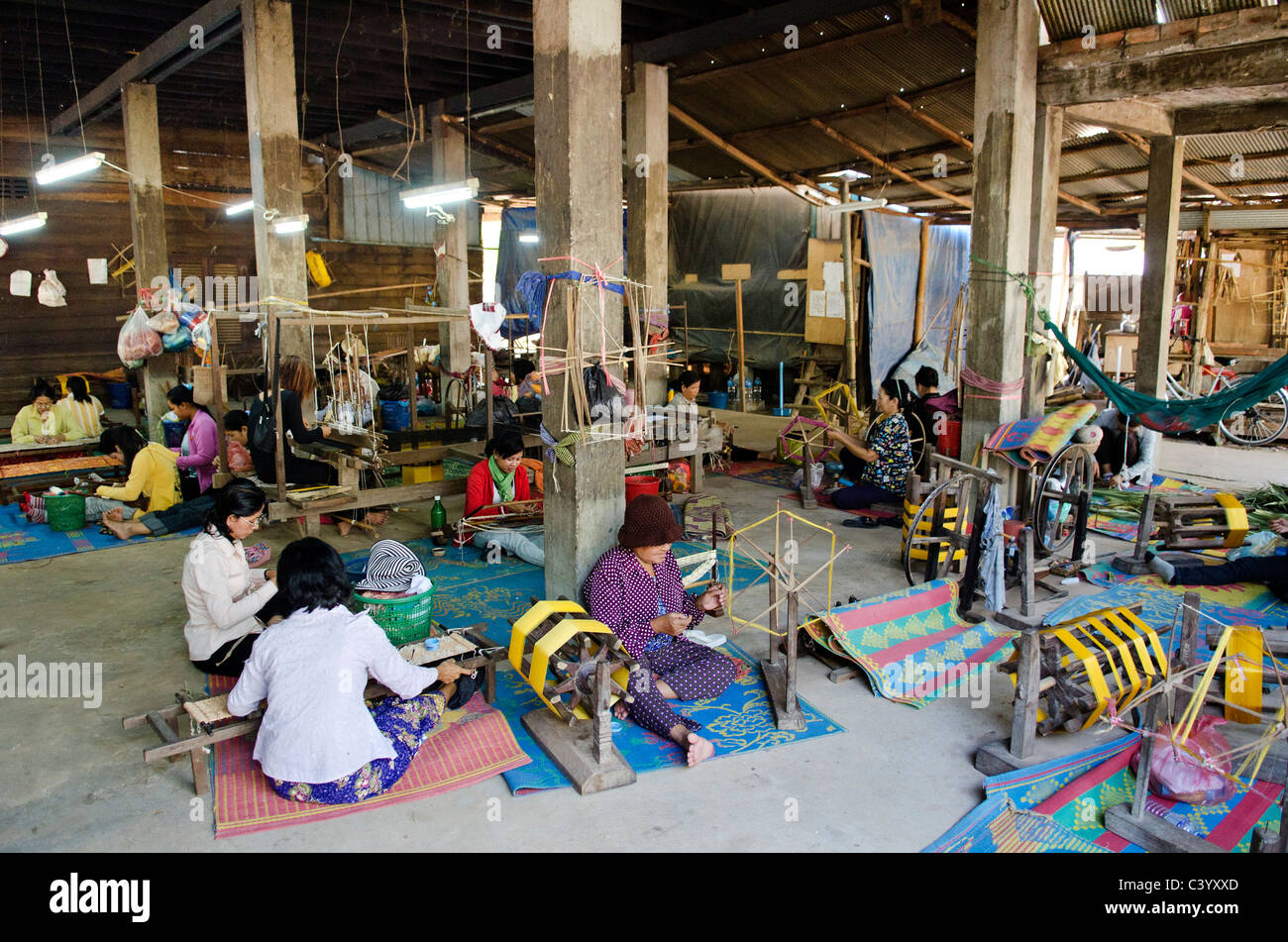 Tessitura di materie tessili workshop siem reap Cambogia Foto Stock