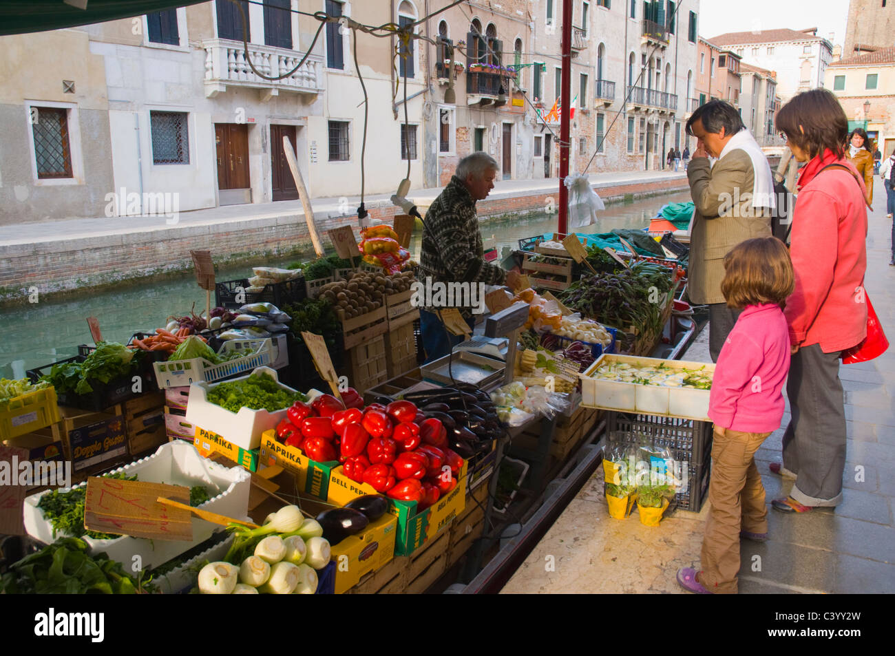 Barca vendita di prodotti freschi sestiere di Dorsoduro Venezia Italia Europa Foto Stock