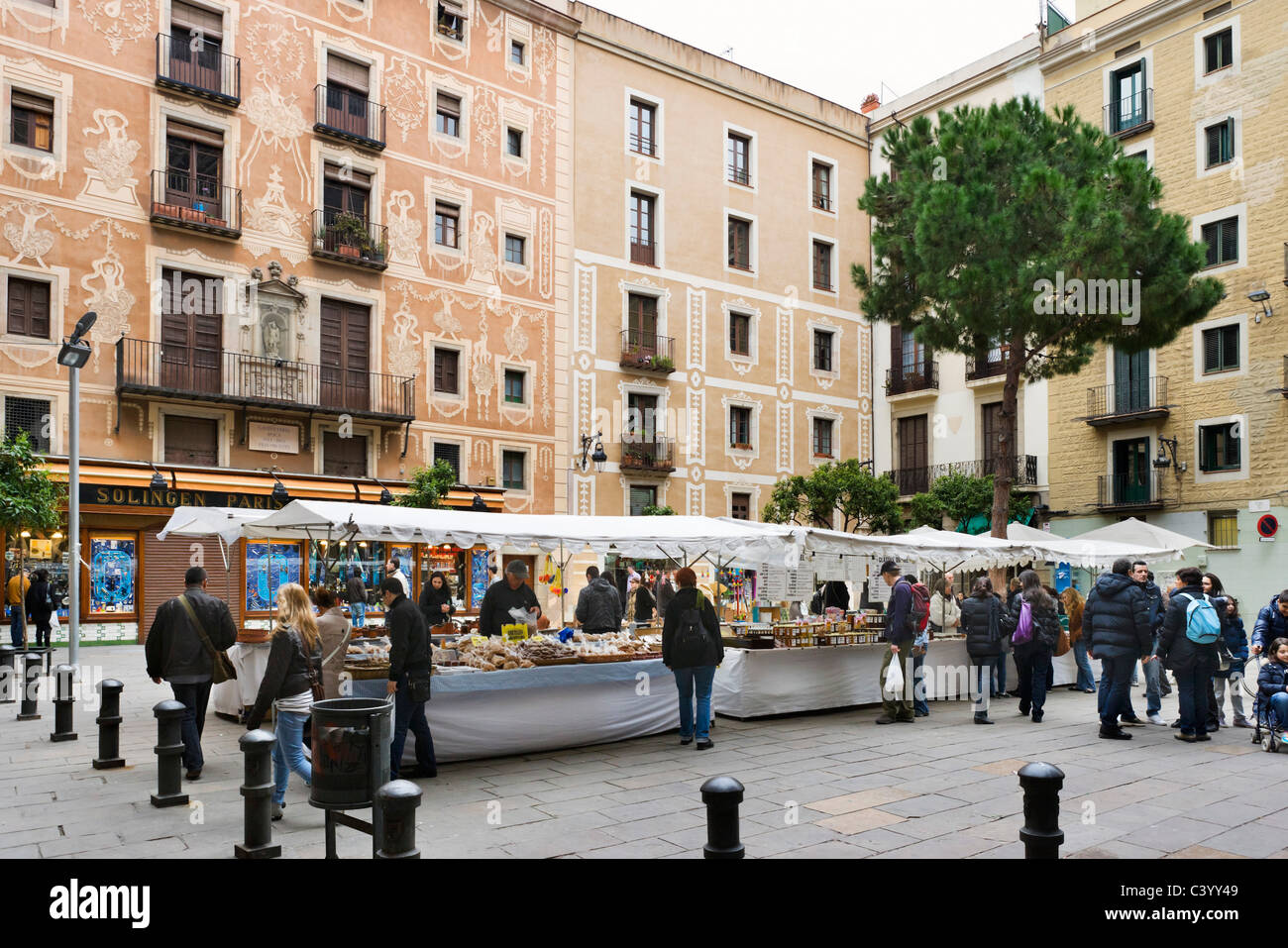 Le bancarelle del mercato in Placa del Pi nel quartiere Gotico di Barcellona, Catalunya, Spagna Foto Stock