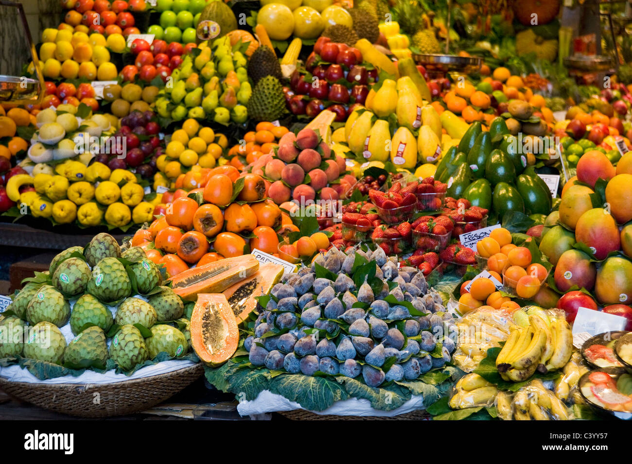 Frutta fresca in stallo La Boqueria il mercato pubblico, La Rambla (Las Ramblas, Barcelona, Catalunya, Spagna Foto Stock