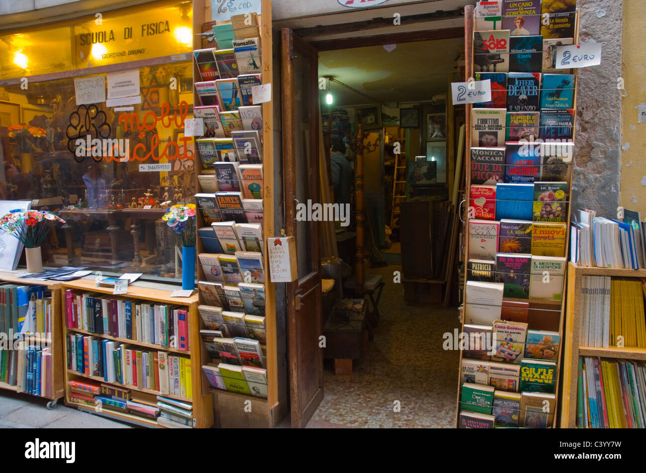 Bookshop nel sestiere di Dorsoduro Venezia Italia Europa Foto Stock