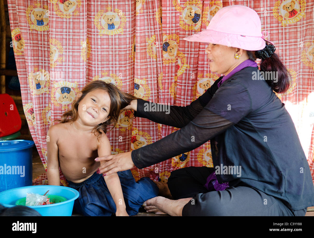La ragazza e la madre in pnomh Penh Cambogia di mercato Foto Stock