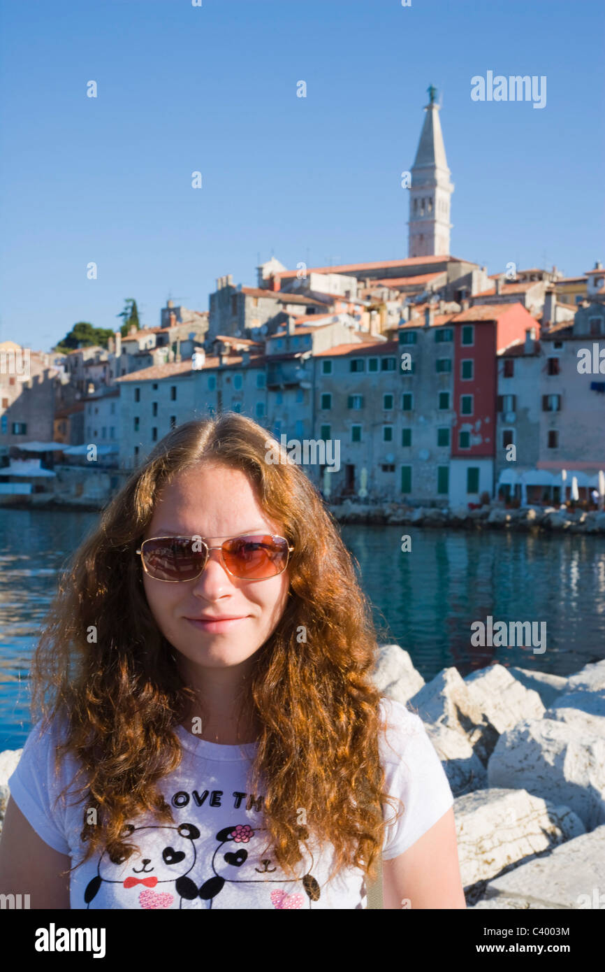 18 anni ragazza contro vista di Rovigno, Istria, Croazia Foto Stock