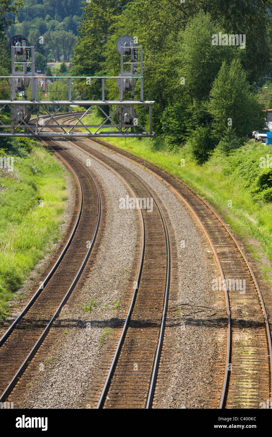 Curva del treno di tracce e di sistema di segnalazione Port Moody, BC, Canada. Foto Stock