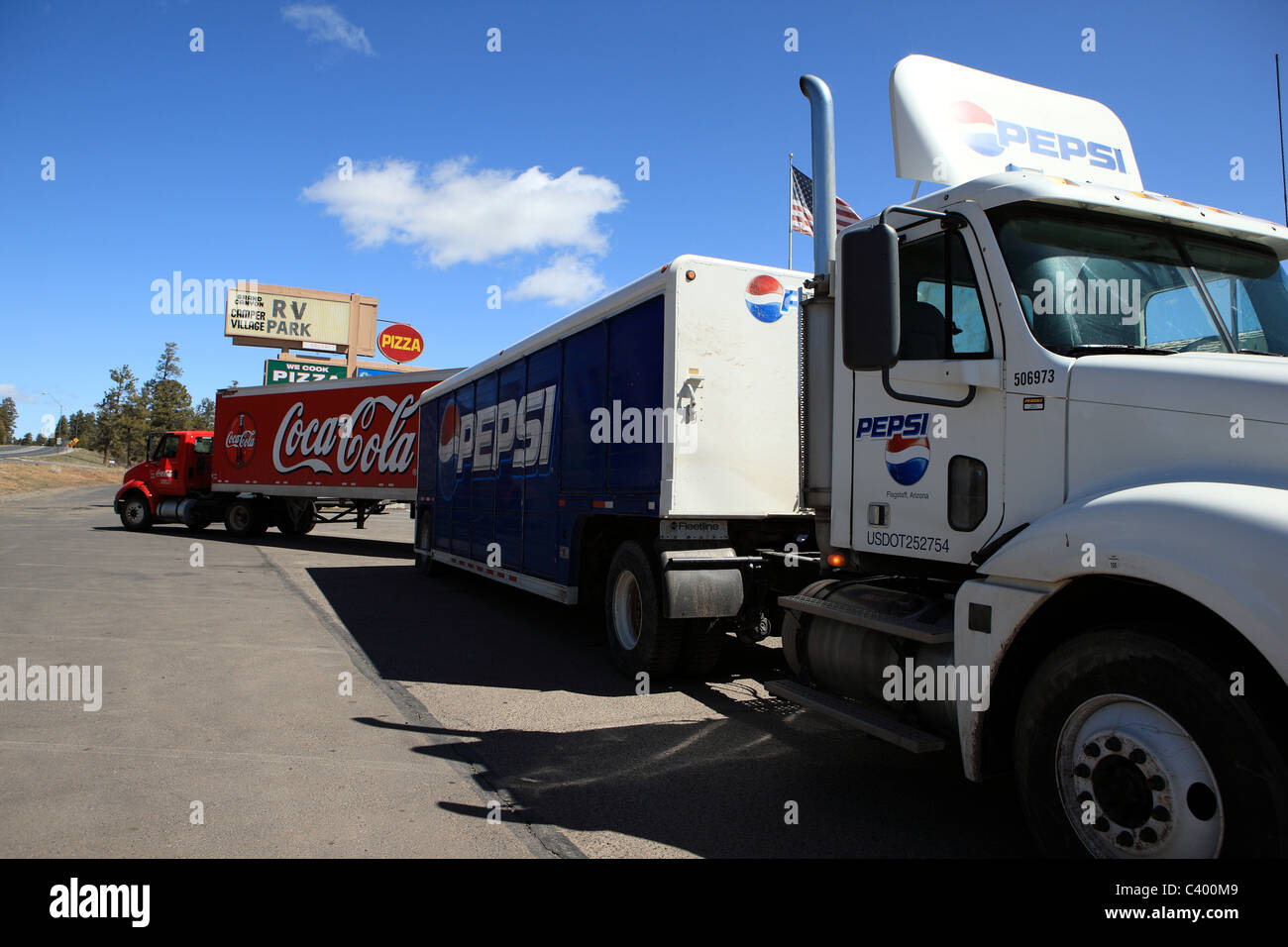 Pepsi e Coca Cola di autocarri in un parcheggio camper in Arizona, Stati Uniti d'America Foto Stock