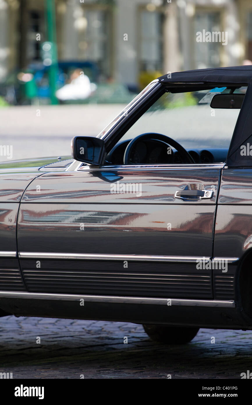 Auto classica su una terrazza in estate Foto Stock