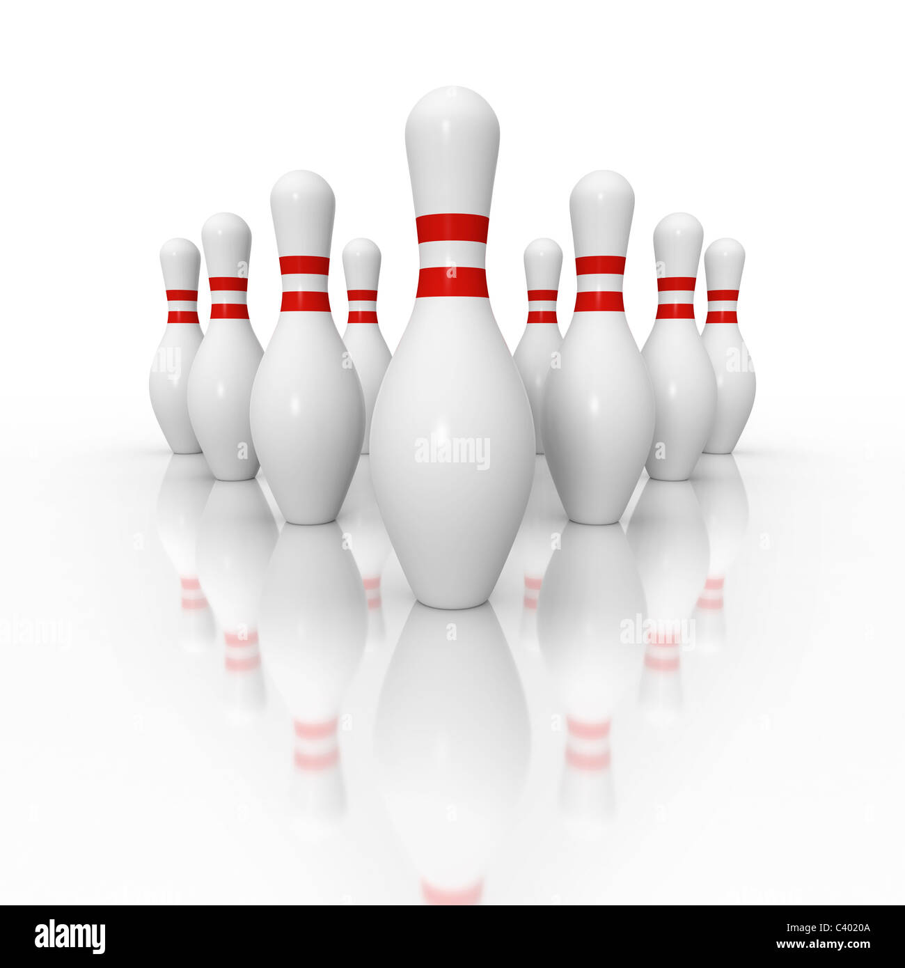 Ten pin bowling setup in ampio angolo di prospettiva su sfondo bianco con la riflessione Foto Stock