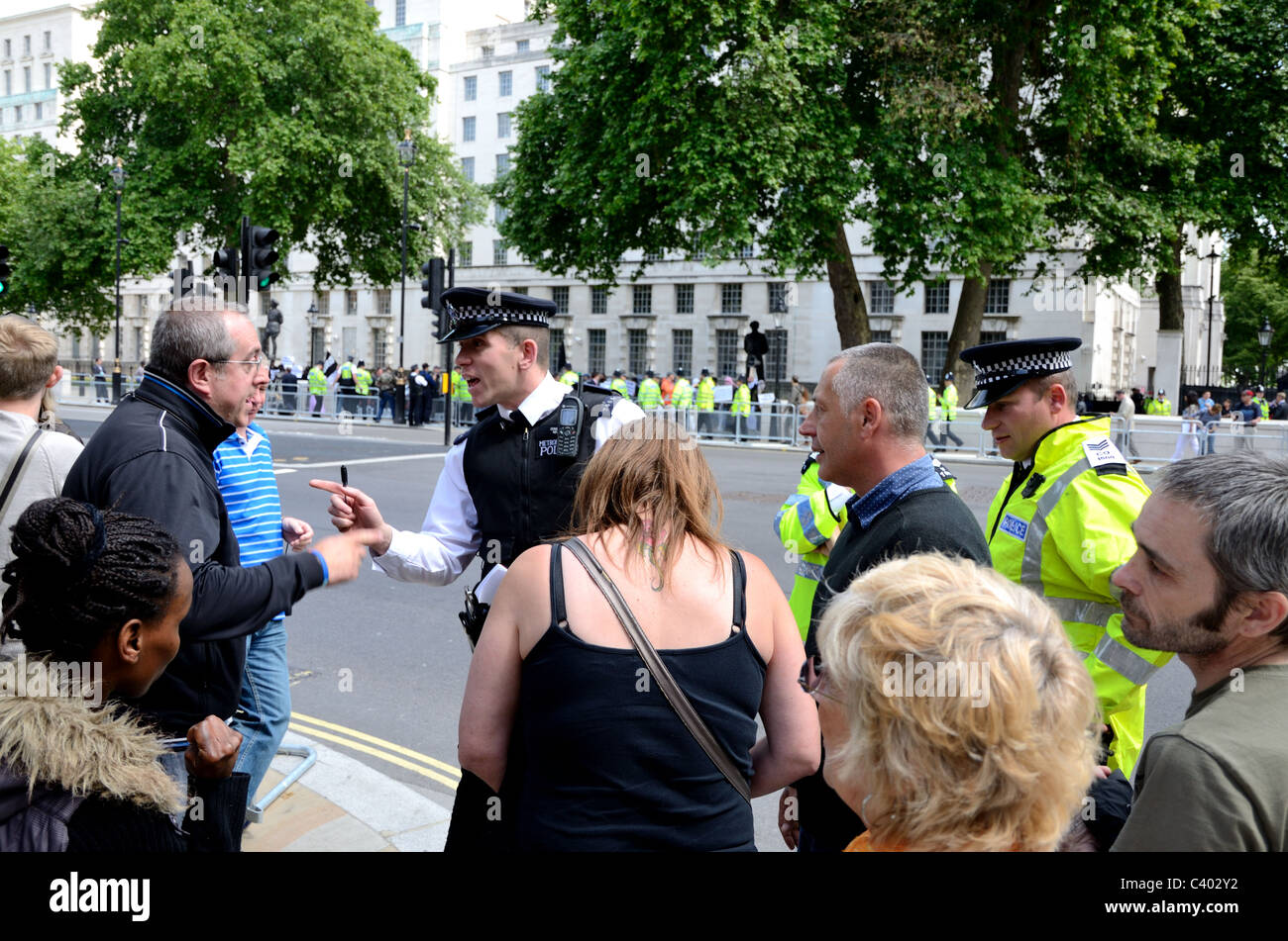 La polizia spiegando al BNP / NF sostenitori perché non possono avere una improvvisata demo su Whitehall prima del presidente Obama la visita Foto Stock