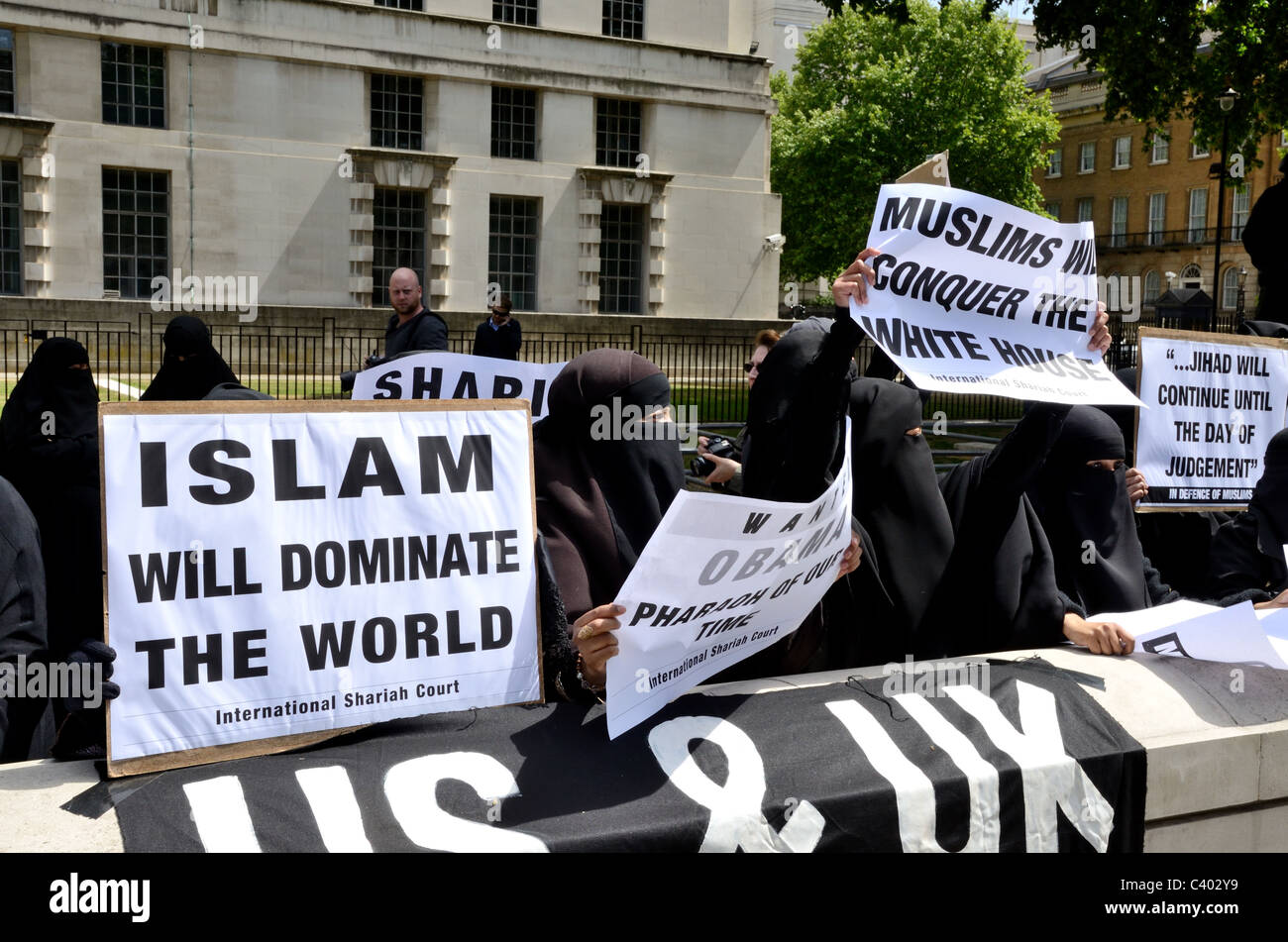 Il musulmano contro crociate protestare fuori Downing St Foto Stock