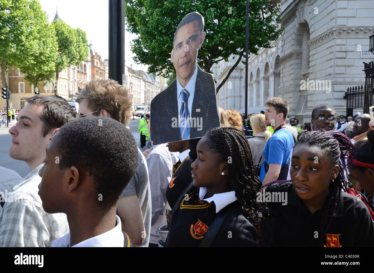 Scuola nera ragazze in attesa di baracca Obama l'arrivo a Downing St, 24 maggio 2011 Foto Stock