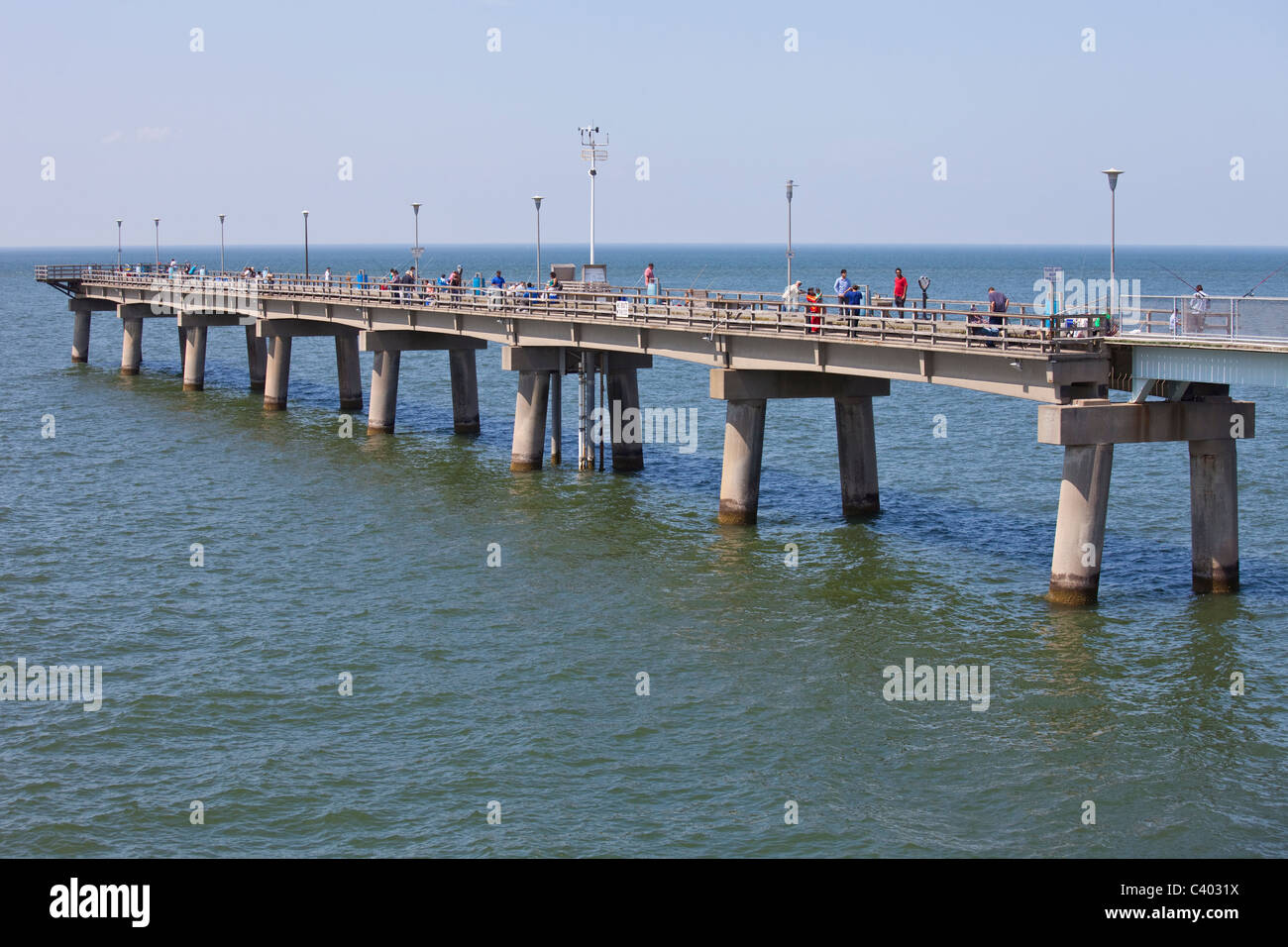 Pesca al largo di un molo sul Chesapeake Bay Bridge Tunnel, Virginia Foto Stock