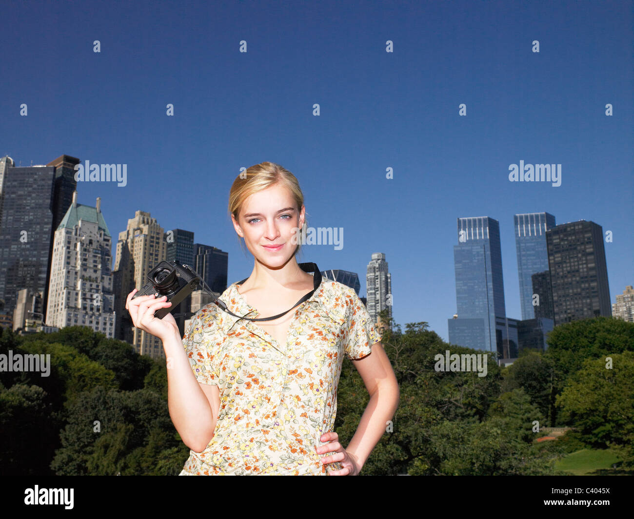 La donna a scattare foto in central park Foto Stock