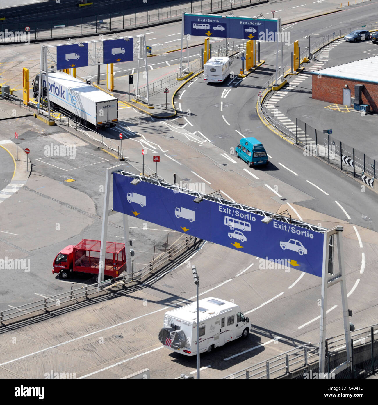 Appena arrivato il canale trasversale al traffico traghetti voce per uscire e giallo rilevatori di scansione Foto Stock