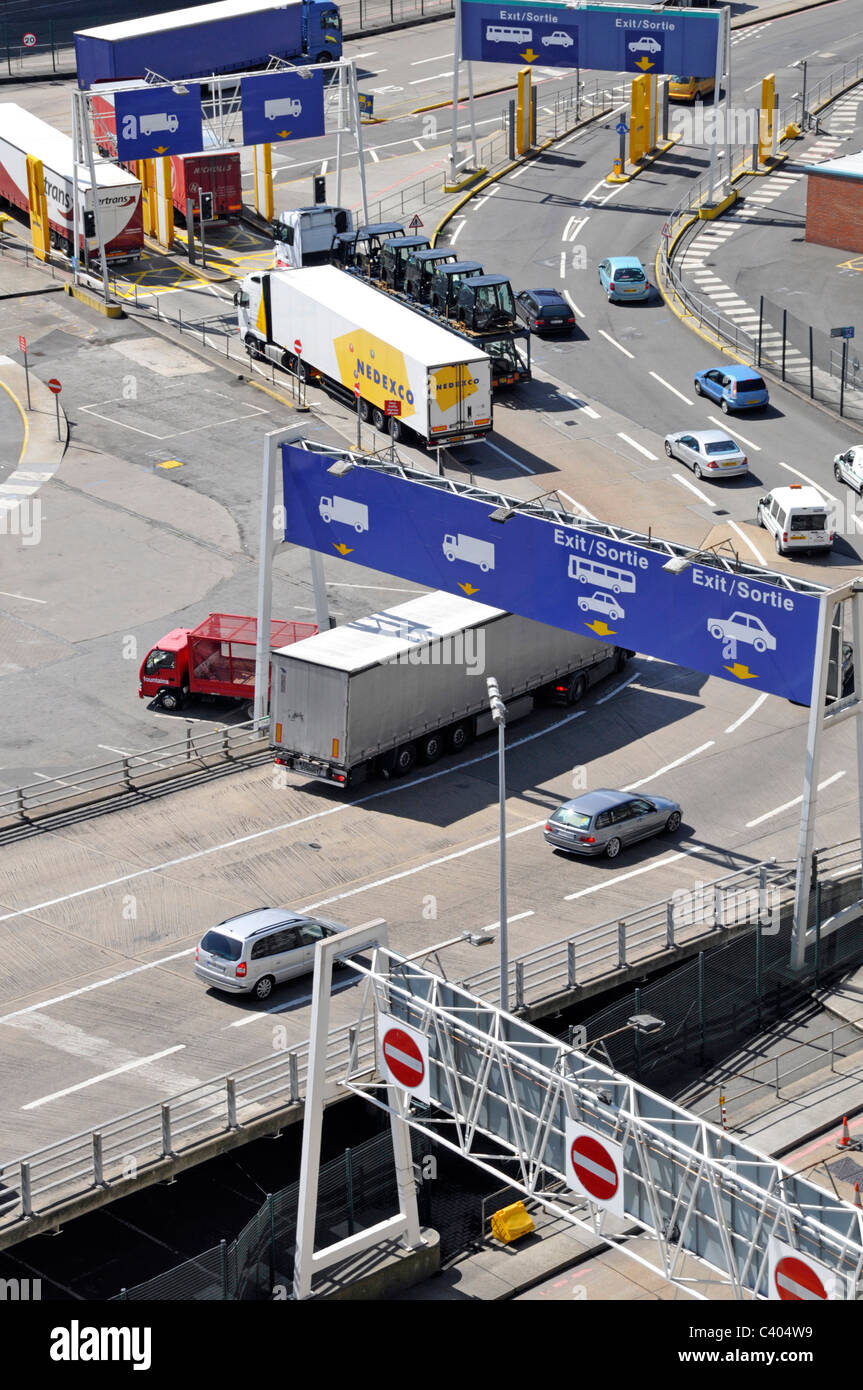 Appena arrivato il canale trasversale al traffico traghetti verso le uscite e giallo rilevatori di scansione Foto Stock