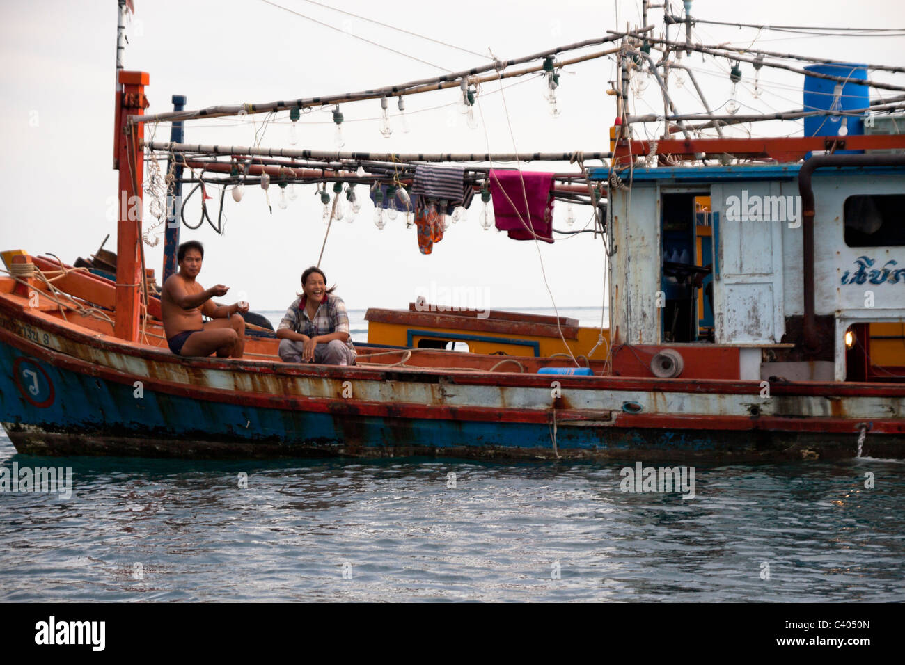 Coppia felice la pesca nel Mare delle Andamane. Foto Stock