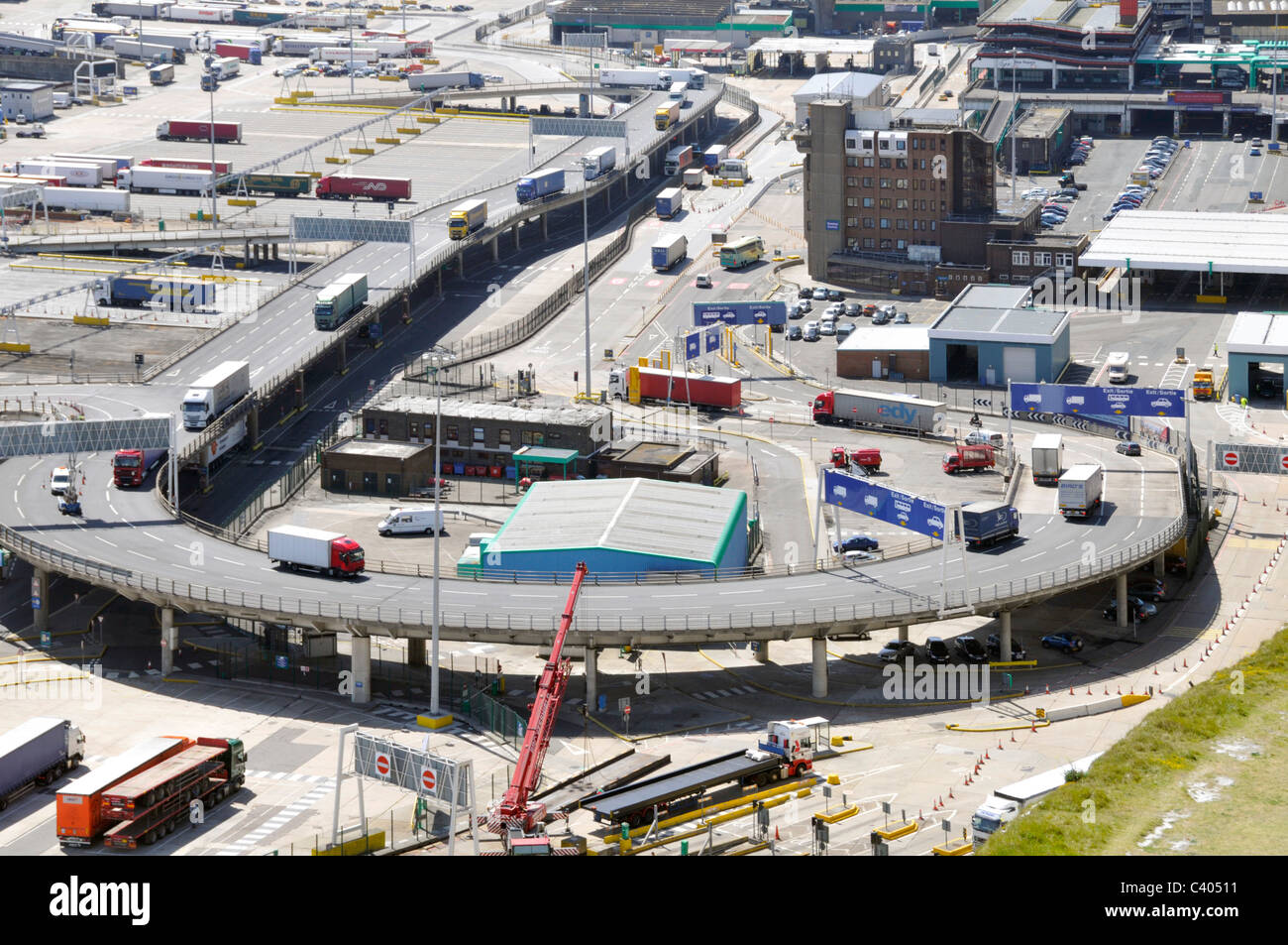 Il traffico di camion su strada sopraelevata lasciando Dover Ferry Terminal dopo che arrivano dal continente Foto Stock