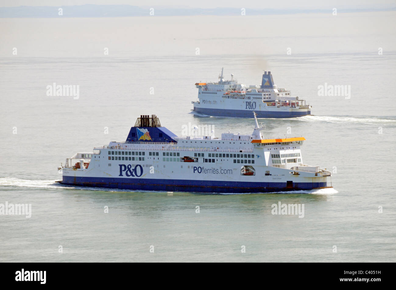 I traghetti passeggeri P&o partono e arrivano nello stretto di dover con la costa francese lontana dalla foschia vista dal Kent Inghilterra UK Foto Stock