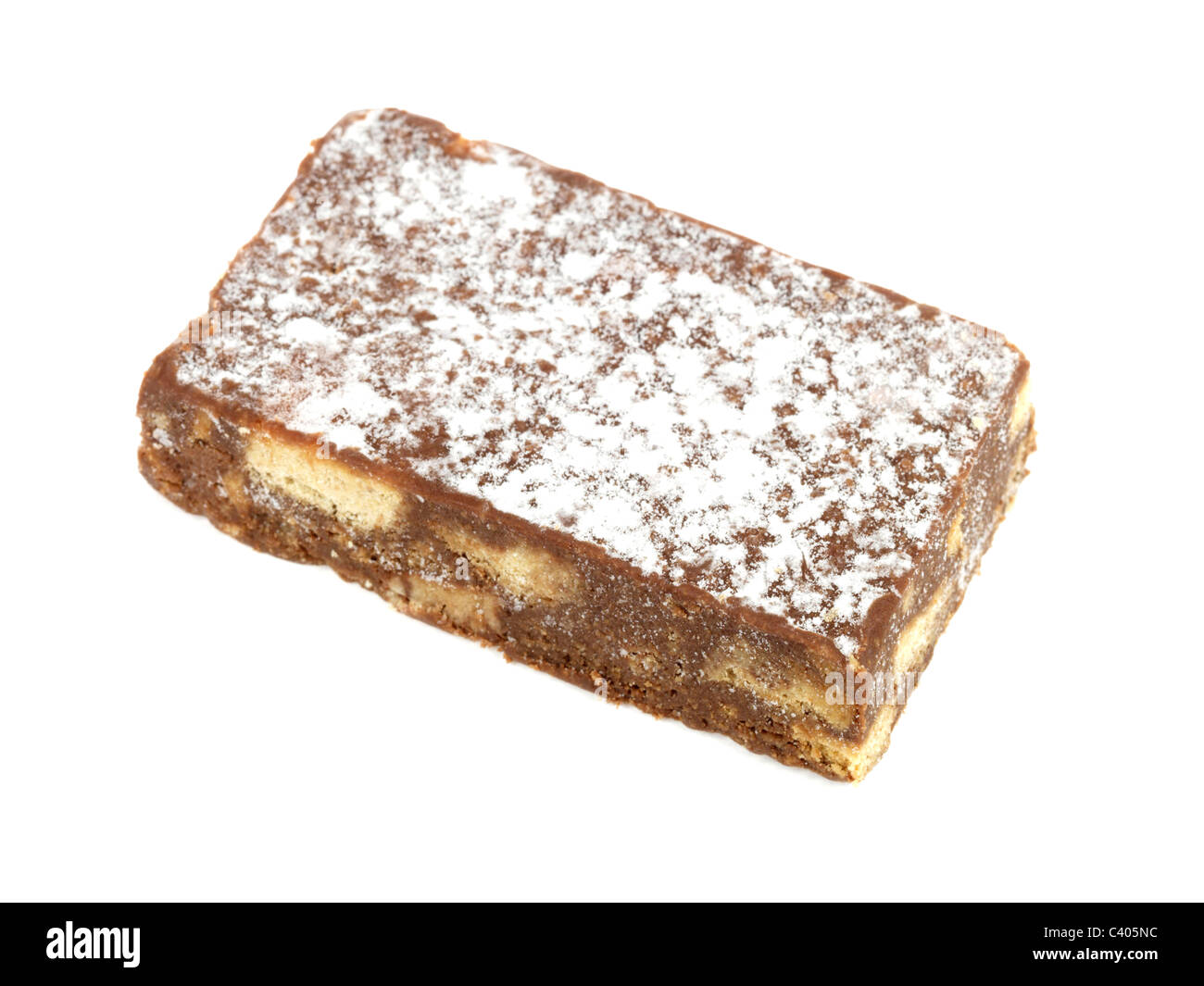 Appena fatti di cioccolato gustosi spuntini Slice con nessun popolo contro uno sfondo bianco con un tracciato di ritaglio Foto Stock