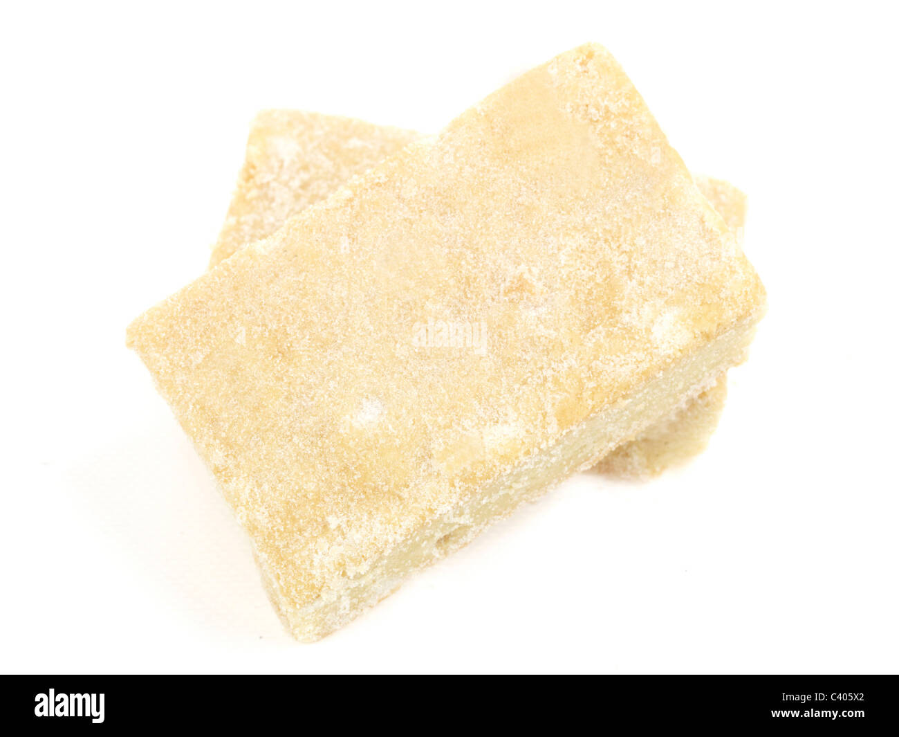 Appena fatto il burro dolce frollini Slice Dessert biscotti con nessun popolo contro uno sfondo bianco con un tracciato di ritaglio Foto Stock