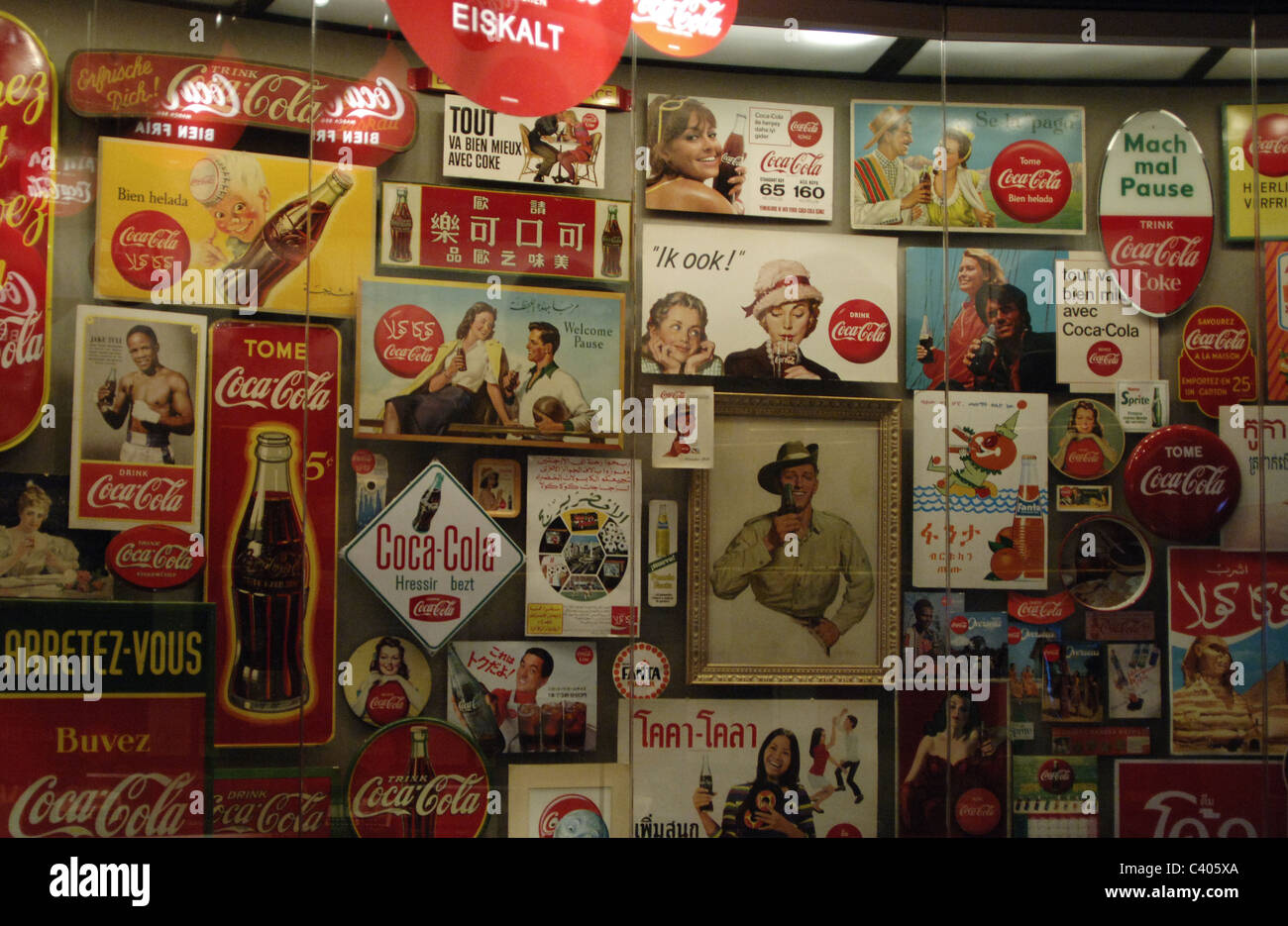 Mondo della Coca-Cola. Mostra permanente che presenta la storia della azienda Coca-Cola. Vecchia pubblicità per il coke. Atlanta. Stati Uniti d'America. Foto Stock