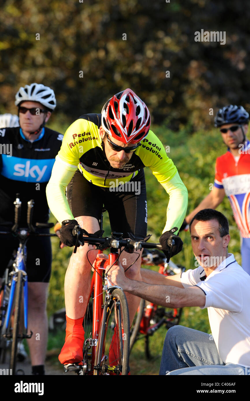 Ciclista amatoriale si prepara per la spenta durante un ciclo di locale Crono nel cuore di Norfolk Foto Stock