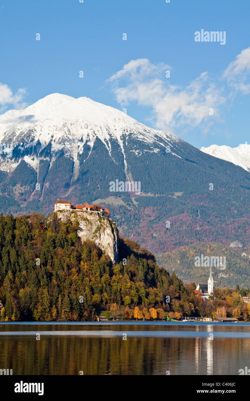 La Slovenia, Europa, Bled, Lago, castello, autunno, chiesa, montagne Foto Stock