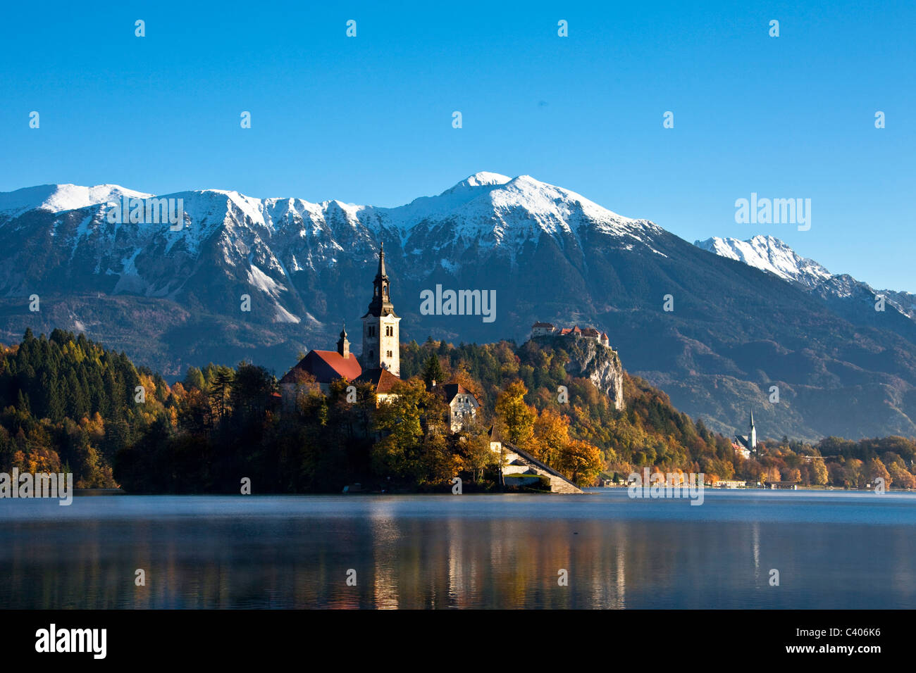 La Slovenia, Europa, Bled, lago, autunno, chiesa, montagne Foto Stock