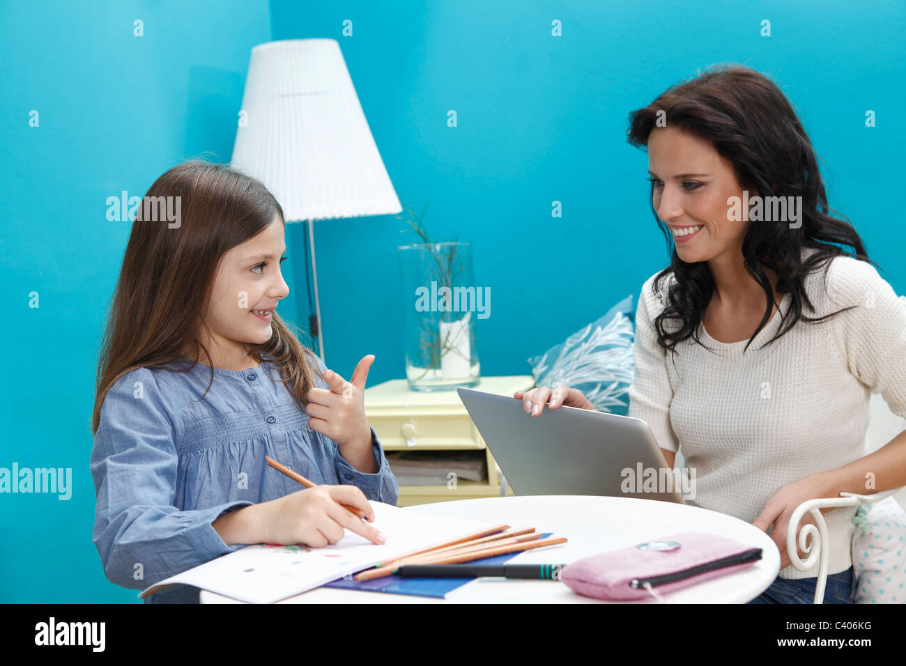 Donna ragazza aiuta il lavoro Foto Stock