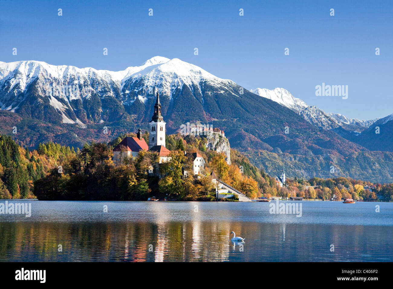 La Slovenia, Europa, Bled, lago, autunno, chiesa, montagne Foto Stock