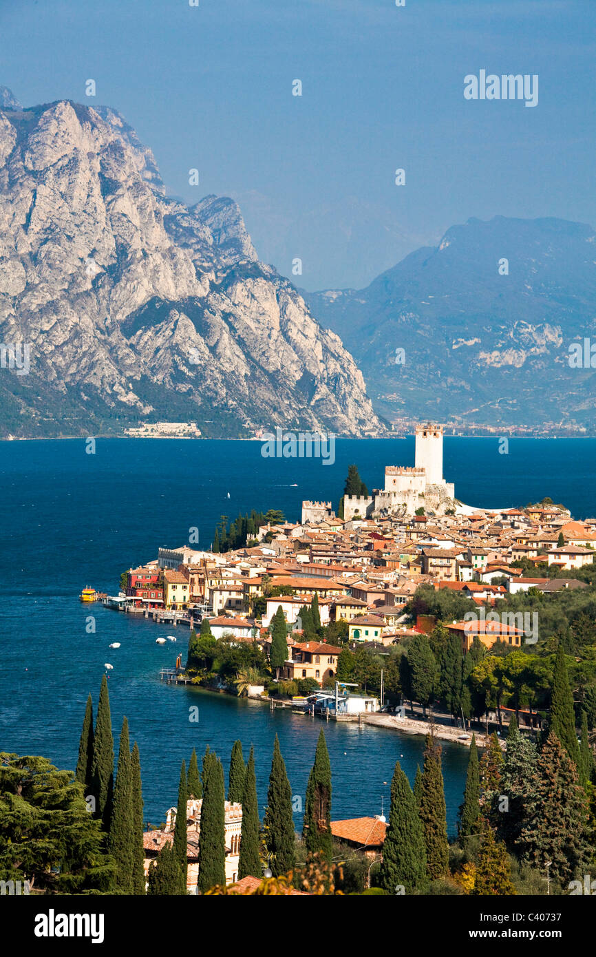 L'Italia, l'Europa, il lago di Garda, il lago, Malcesine, montagne, città vecchia, castello Foto Stock