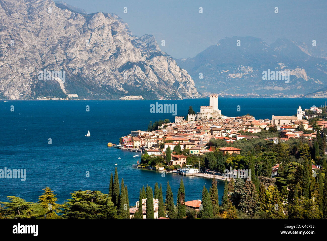 L'Italia, l'Europa, il lago di Garda, il lago, Malcesine, montagne, città vecchia, castello Foto Stock