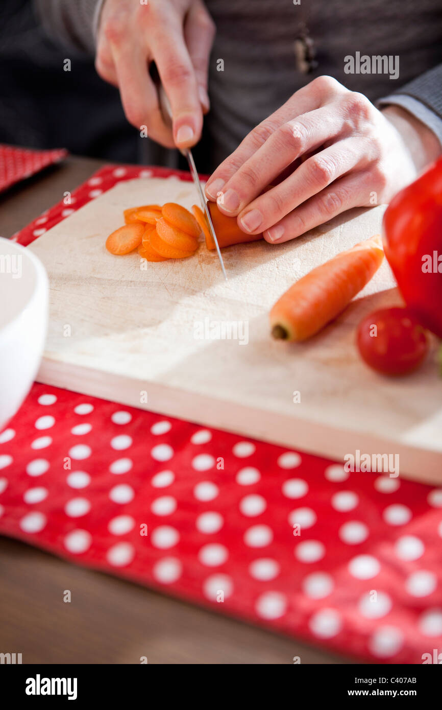 Cloe fino mani femminili vegetale di taglio Foto Stock