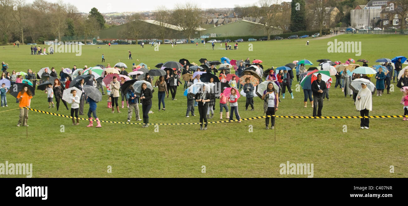 Dance Umbrella tentativo di record mondiale di Sheffield Foto Stock