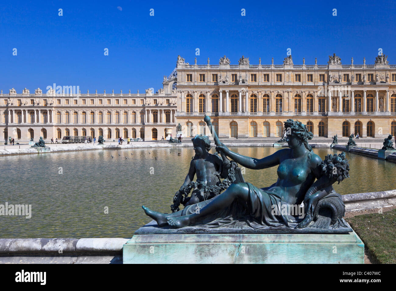 Statue in bronzo nel giardino di Versailles. Il famoso palazzo del Re Sole: Louis XIV. Foto Stock