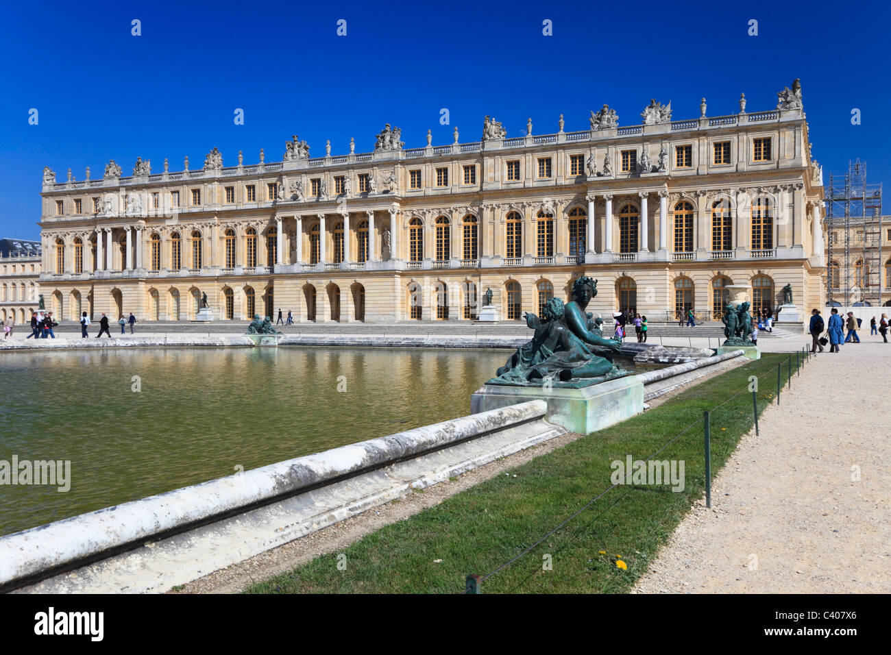 Statue in bronzo nel giardino di Versailles. Il famoso palazzo del Re Sole: Louis XIV. Foto Stock