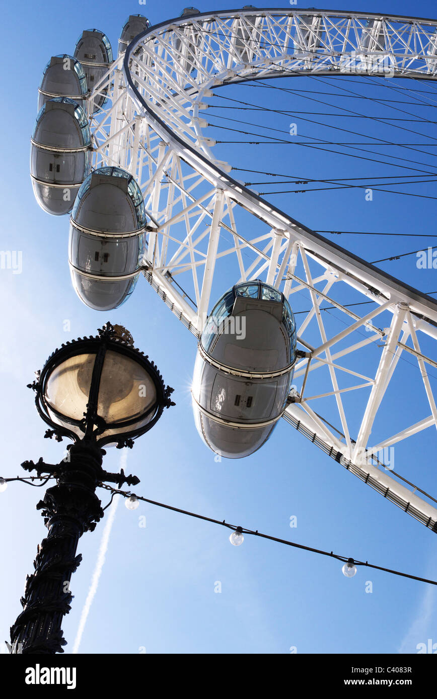 Il London eye si eleva alto circa la lampada vittoriana post. Foto Stock