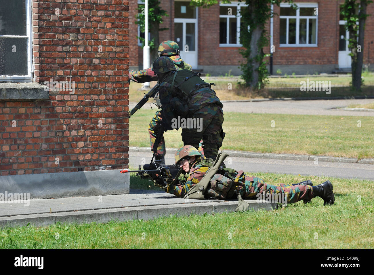 Soldato con FN Minimi mitragliatrice sparando in strada durante la dimostrazione a open day dell'esercito belga, Leopoldsburg, Belgio Foto Stock