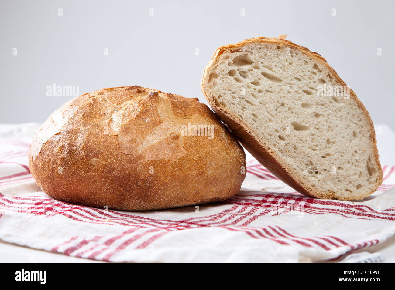 Pane fresco su una rossa e un panno bianco Foto Stock