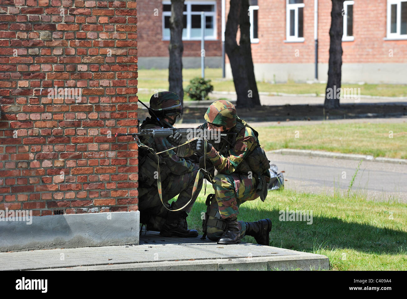 Soldato con FNC fucile da assalto sparando in strada durante la dimostrazione a open day dell'esercito belga, Leopoldsburg, Belgio Foto Stock