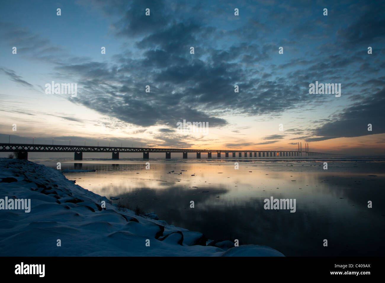 Oresund Bridge visto dalla terra in sunset Foto Stock
