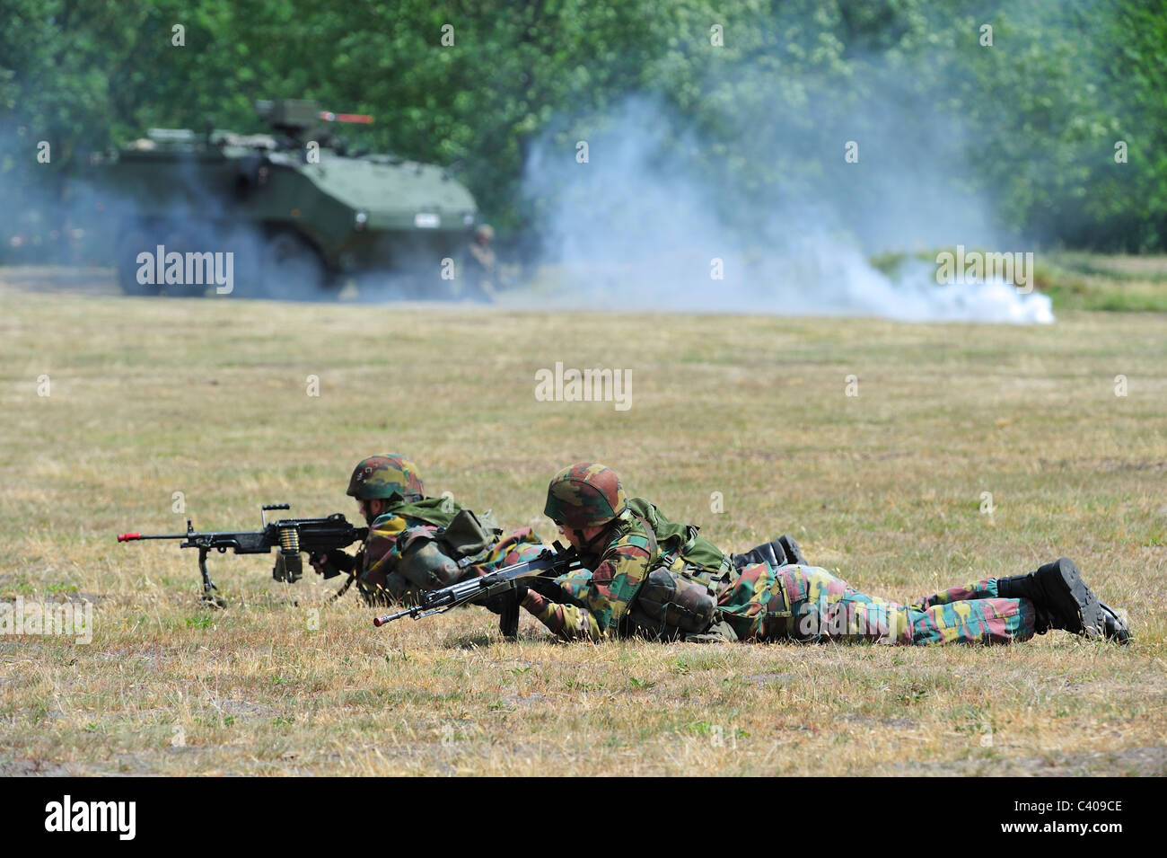 Belga di soldati di fanteria sparando vicino MOWAG Piranha IIIC scontri armati il veicolo durante la fase di esercizio, Belgio Foto Stock